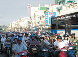 Hàng triệu xe gắn máy ở Hà Nội và TP.HCM sẽ phải đăng kiểm khí thải.